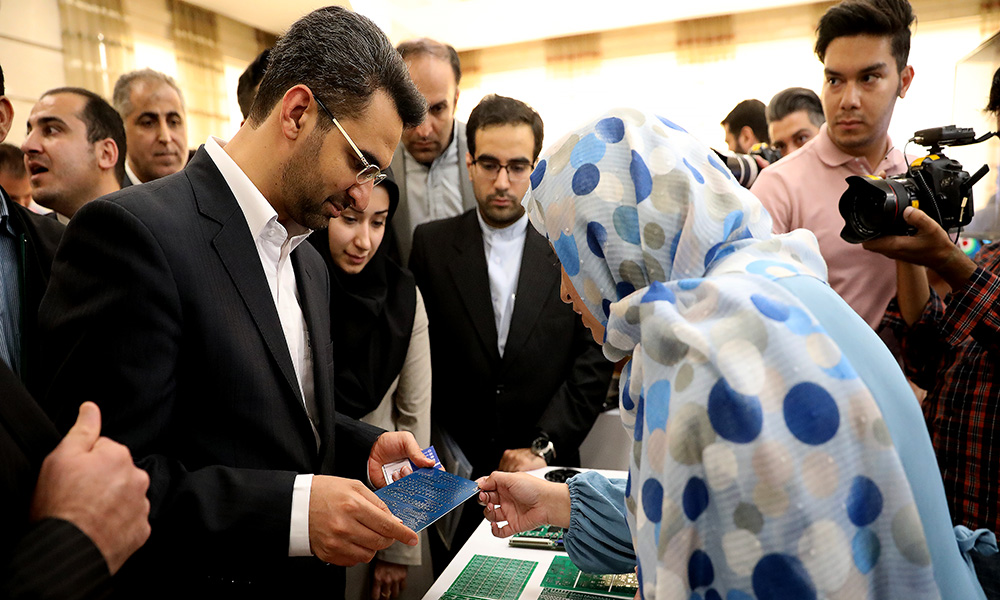 بازدید وزیر ارتباطات از نمایشگاه استارت آپ های فضایی