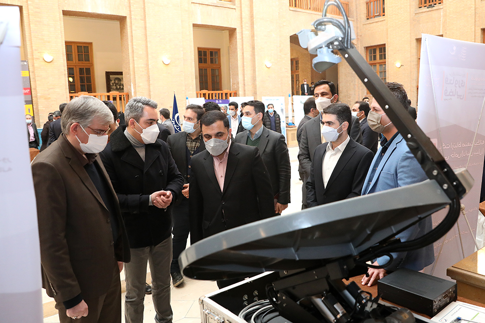 زارع پور در نمایشگاه فناوری فضایی