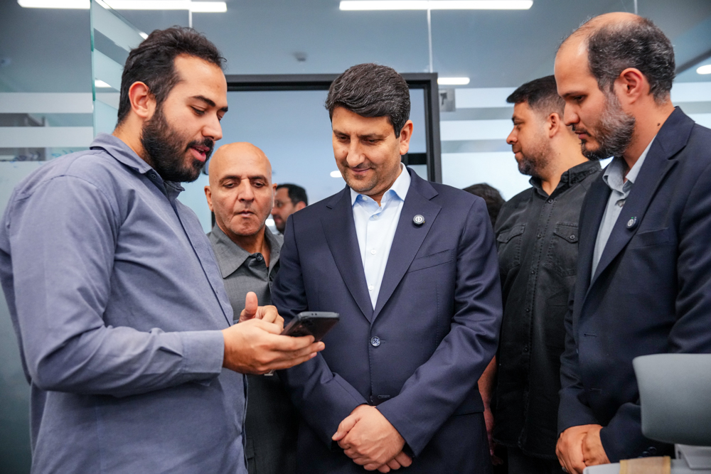 بازدید وزیر ارتباطات از «کارستان هنرستان»